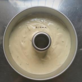 倒入模具，烤箱170度预热，放入烤箱中下层，转160度烘焙45分钟