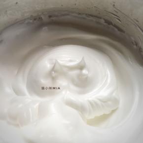 蛋白盆中加入几滴柠檬汁，分3次加入蛋白，打发至纹路清晰，光泽感明显，提起打蛋器有小尖角的程度