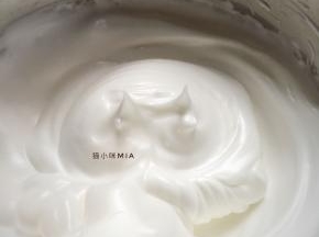 蛋白盆中加入几滴柠檬汁，分3次加入蛋白，打发至纹路清晰，光泽感明显，提起打蛋器有小尖角的程度