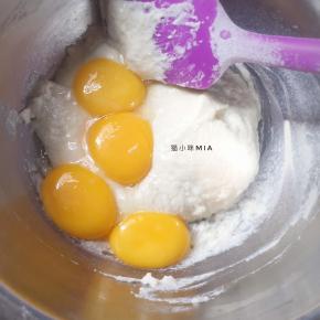 磕入4只蛋黄，蛋清放入另一个无油无水的盆中备用