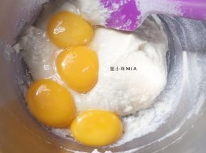 磕入4只蛋黄，蛋清放入另一个无油无水的盆中备用