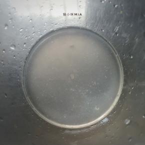 把柠檬从中间切开，取半个柠檬压挤出汁，将柠檬汁称重后倒入小碗中，不足60克的部分用清水补足