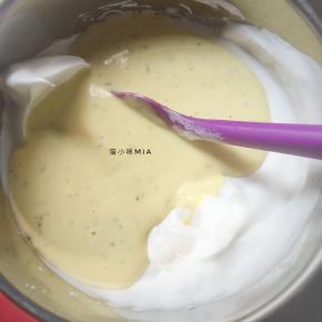 再将混合好的蛋黄糊重新倒入剩余的蛋白盆中，混合均匀