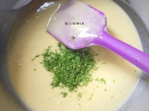 然后加入柠檬皮屑