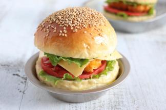 我是面包抹沙拉酱后，夹入一层生菜、一层西红柿、一层炸鸡肉饼、一层芝士、一层生菜。