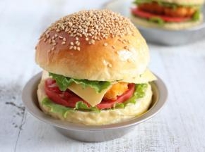 我是面包抹沙拉酱后，夹入一层生菜、一层西红柿、一层炸鸡肉饼、一层芝士、一层生菜。