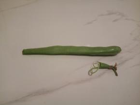 四季豆去两头，撕筋膜，