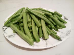 切对半切成段，一定要控干水分，不然炸的时候油溅到了