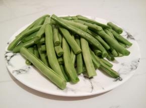 切对半切成段，一定要控干水分，不然炸的时候油溅到了