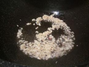 锅中留点底油，油热倒入蒜头，爆香一下。