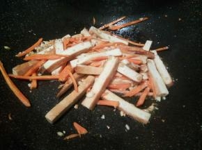 再放入豆干，胡萝卜丝翻炒