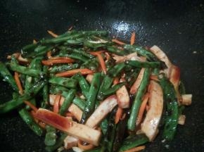 放炸好的四季豆，加生抽2勺