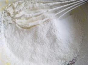 筛入混合好的低粉搅匀。