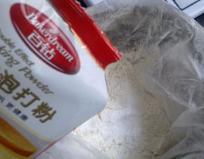 泡打粉加入低粉里混合均匀。