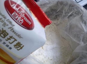 泡打粉加入低粉里混合均匀。