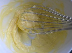 黄油软化，并且打发。