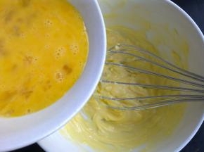 分次加入鸡蛋。放一点搅匀了，再继续放一点搅匀。否则会造成水油分离。