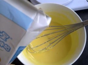 分次加入牛奶。和鸡蛋同样的方法。