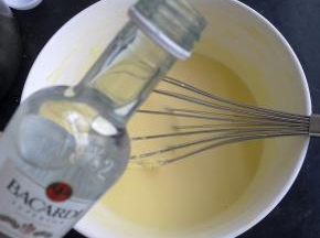 加入少许朗姆酒，去腥味提香，没有的话可以不加。