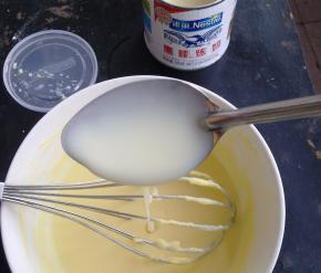 加入少许炼乳。没有可以不加。