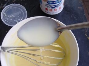 加入少许炼乳。没有可以不加。