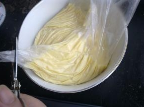 把面糊装入保鲜袋里，在左下角剪个口子。