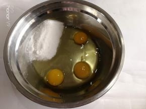 细砂糖，鸡蛋放入盆子里面。