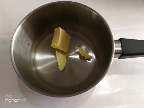 黄油，水放入奶锅里面。