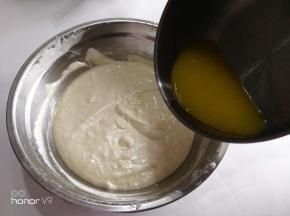 将黄油，水倒入切拌均匀到细腻状态。