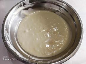 鸡蛋，白醋，细砂糖打发到花纹不消失，烤箱160度预热10分钟。