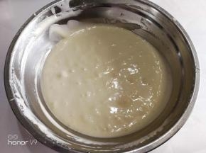 鸡蛋，白醋，细砂糖打发到花纹不消失，烤箱160度预热10分钟。