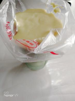 装入裱花袋里面。