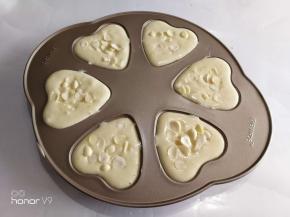 挤到模具里面，撒上杏仁片。