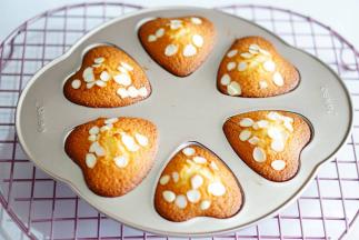 出炉以后放烤网晾凉，装入保鲜袋装起来，室温保存。