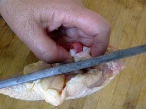把鸡腿竖起来，顺着大骨头旁边剔下去，将肉和骨头分离。