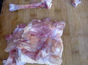 把大鸡腿的两根骨头都剔掉。