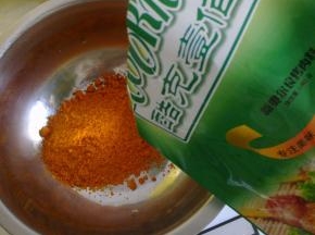 倒出奥尔良调料。