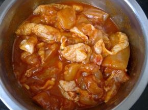 把切好的鸡肉放进去腌制20分钟。