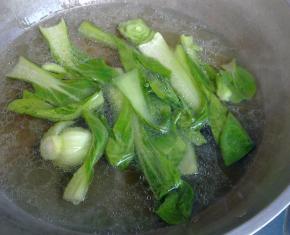 水锅中倒入少许油，把青菜煮30秒断生。