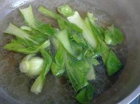 水锅中倒入少许油，把青菜煮30秒断生。