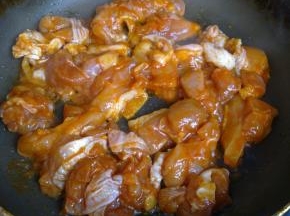 锅中倒油，把鸡肉下锅，翻炒两下，盖上锅盖小火煎煮至熟。