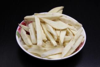 白薯去皮，切条状；