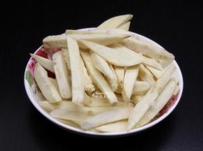 白薯去皮，切条状；