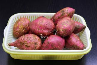 把新鲜白薯洗净；嘻嘻，外皮是红薯，肉是白色哦，故叫白薯。