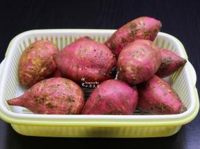 把新鲜白薯洗净；嘻嘻，外皮是红薯，肉是白色哦，故叫白薯。