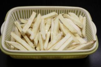 切好的白薯条，撒上盐、腌制10分钟；