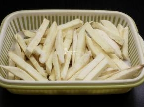 切好的白薯条，撒上盐、腌制10分钟；