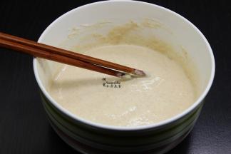 裹炸粉加入适量的水、盐、五香粉拌均成糊状；