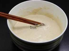 裹炸粉加入适量的水、盐、五香粉拌均成糊状；
