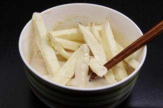 把薯条加入，均匀裹上浆糊；